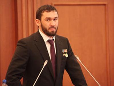 Глава парламента Чечни пригрозил «таксе Вене» и «Яшке-дворняжке» кавказской овчаркой