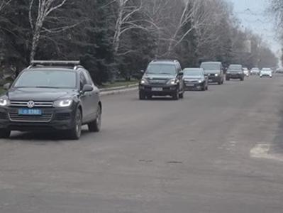 Порошенко в Краматорск приехал кортежем из 16 авто (ВИДЕО)
