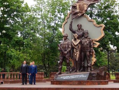 В Луганске взорвали памятник "Они стояли за Родину"