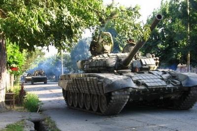 В оккупированном Луганске на запад движутся танки