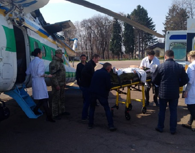 В Киев вертолетом доставили раненного на КПВВ «Марьинка» пограничника