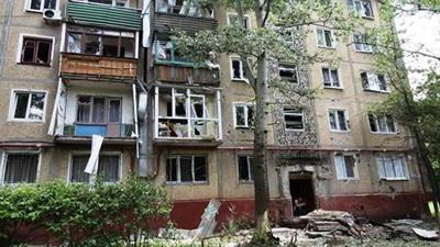 В Горловке попал под обстрел многоквартирный дом: повреждены две квартиры