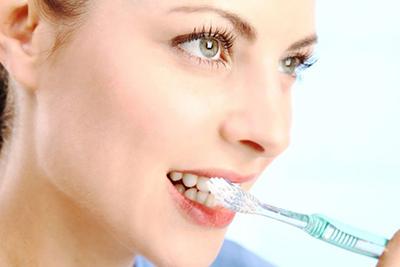 Стоматологи объяснили, почему нельзя чистить зубы сразу после еды