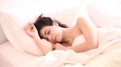 Медики объяснили, как включенный свет во время сна влияет на вес