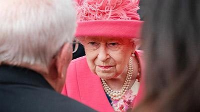 Королева Елизавета ІІ остановила работу британского парламента