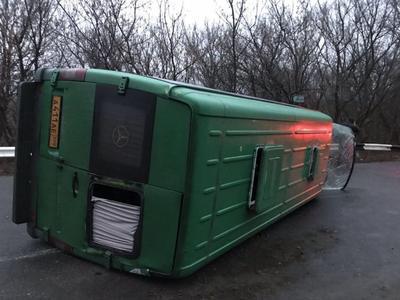 В "ДНР" перевернулся микроавтобус с пассажирами
