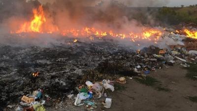В Донецке загорелся мусорный полигон