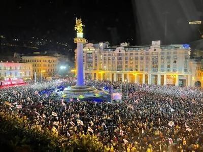 В Тбилиси прошла многотысячная акция в поддержку Саакашвили (ВИДЕО)