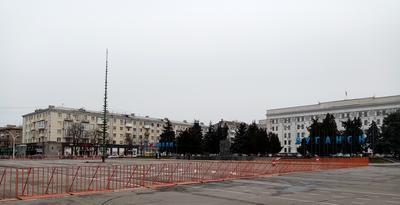 В Луганске начали устанавливать Новогоднюю елку