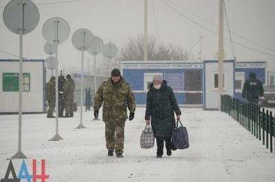 Почти 400 человек пересекли линию разграничения в Еленовке 26 ноября