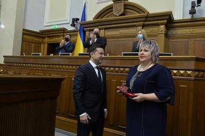 Зеленский наградил учительницу украинского языка и литературы из Краматорска