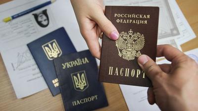 Оккупанты обязали всех бюджетников Мариуполя сдать украинские паспорта