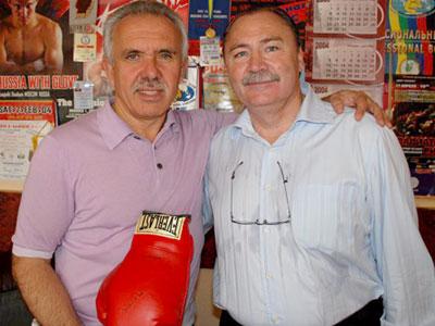 Рефери Жан Луи Леглан вручил Юрию Рубану перчатку Мохаммеда Али с автографом легенды мирового бокса.