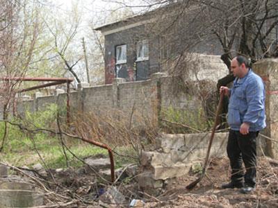 Добровольный санитар сквера Руслан Мадалов собирается восстанавливать забор, разрушенный работниками водоканала.