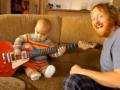 Невероятно! Младенец играет на электрогитаре (ВИДЕО)