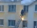 На пожарного, спасавшего ребенка, обрушился снежный ком (ВИДЕО)